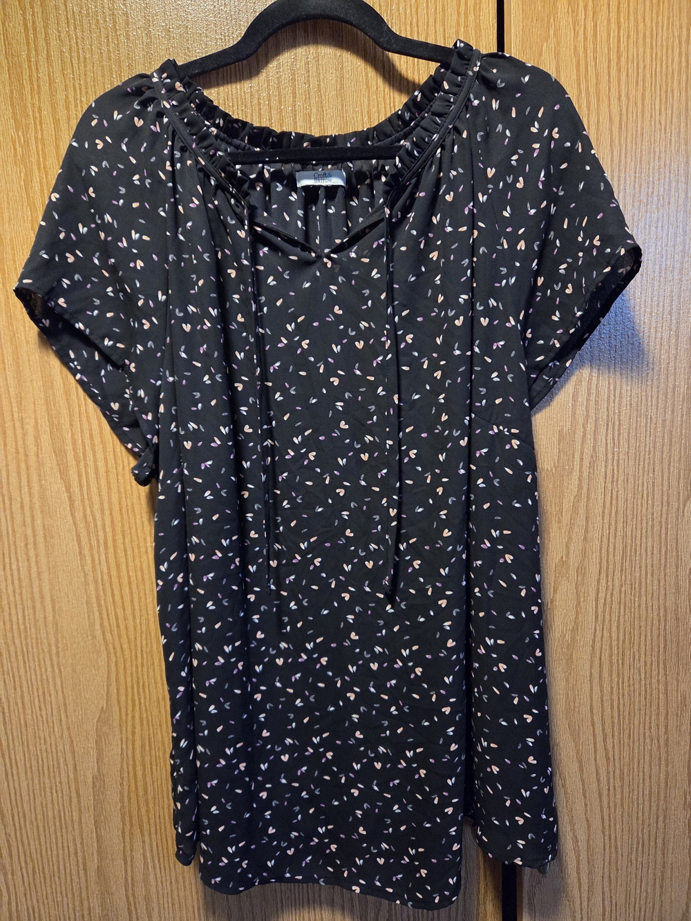 croft & barrow Black Short Sleeve Tie-Neck Blouse with Pink Print
